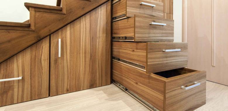 Aménager l'espace sous l'escalier avec des rangements.