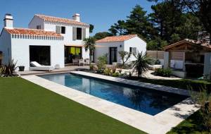 Tout en longueur (3x12), ce couloir de nage se compose d'une structure tout béton, habillée de mosaïque.