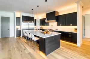 L'îlot central, pièce maîtresse d'une cuisine rénovée à Deauville