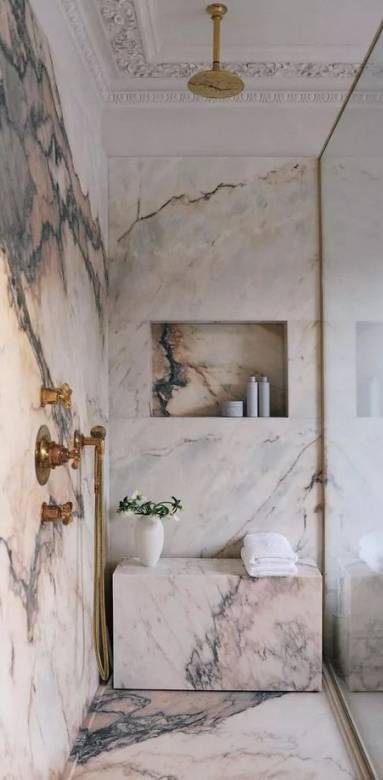 Marbre blanc et doré espace douche