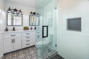 Petite salle de bain à Bayonne : comment gagner de la place sans perdre en confort ?