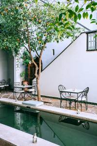 Opter pour une piscine semi-enterrée