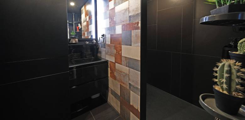 Revêtement mural de salle de bain en carrelage avec faïence colorée - Cholet 49