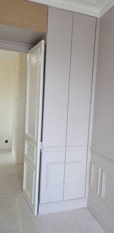 Placards avec moulures pour plus de discrétion - Le Chesnay