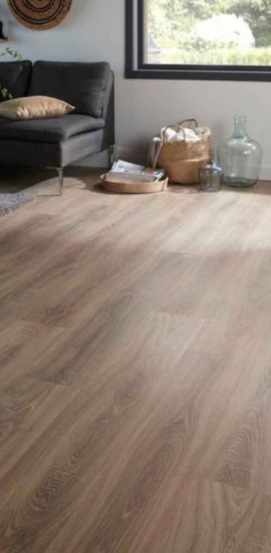 Sol en vinyle style parquet 