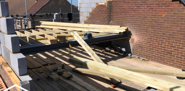 Travaux de dépose de la toiture avant la création de la surélévation