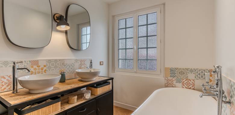 Rénovation salle de bain avec baignoire et petit dressing