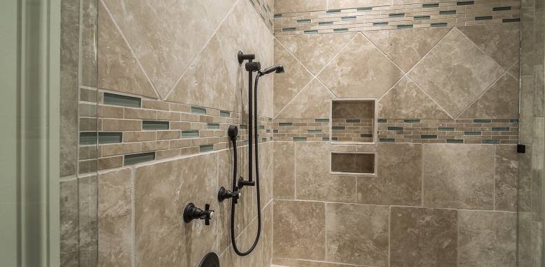 salle de bain baignoire et douche carrelage façon antique