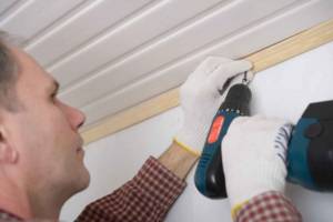 pose de lambris en bois au plafond