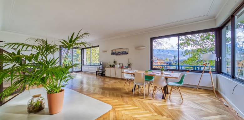 Mix and match parquet et béton ciré dans la pièce à vivre