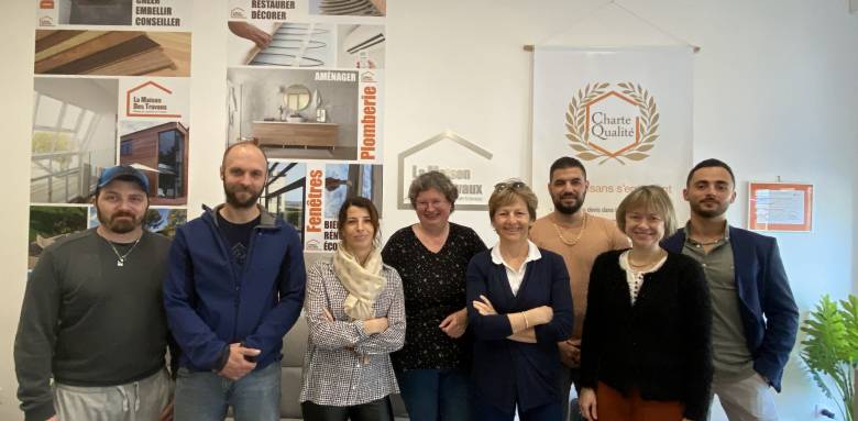 Photo de groupe avec artisan  investisseurs et agents immobiliers