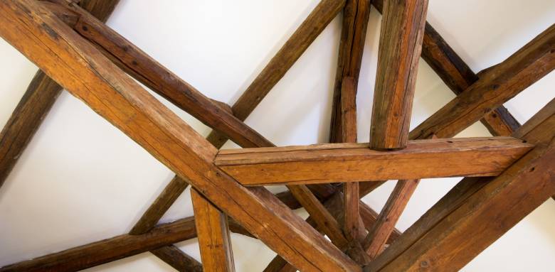 Une charpente en bois ancienne.