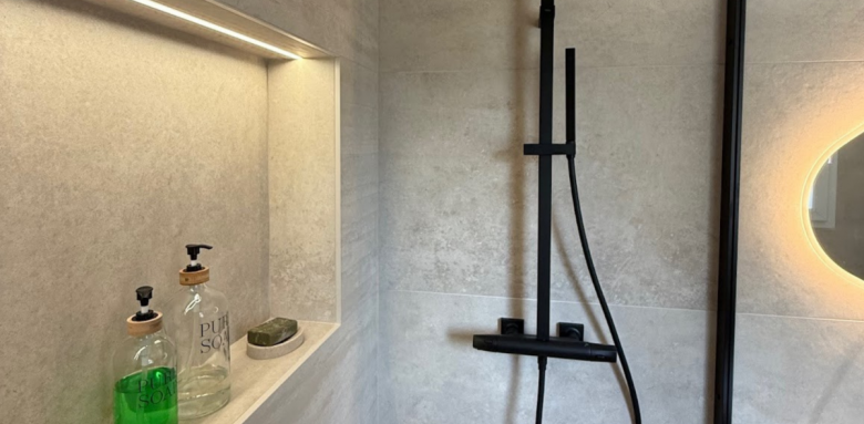 Niche murale installée dans une salle de bain rénovée par La Maison des travaux