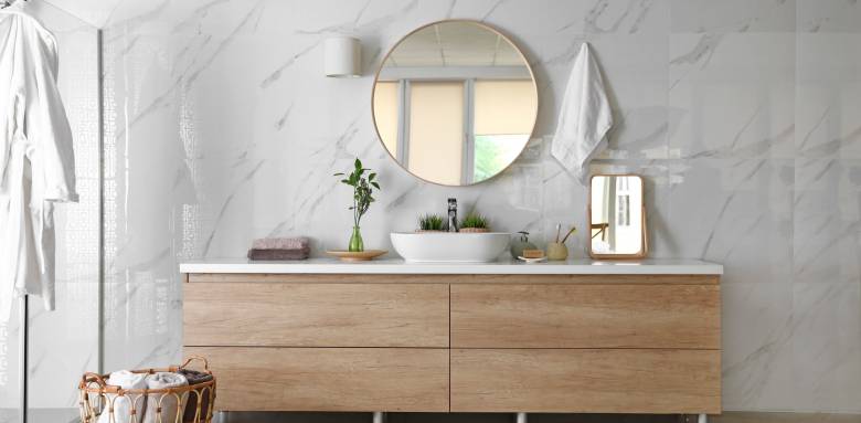 Optimisation de l'espace d'une salle de bain avec revêtements clairs - Le Raincy 93