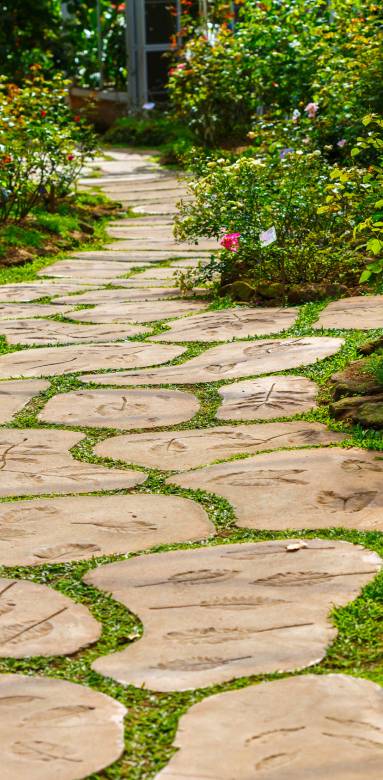 Créer une allée de jardins pour structurer son espace vert