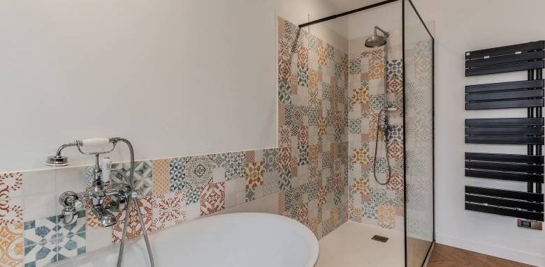 Habillage mural intérieur avec carreaux de ciment - Solliès-Toucas 83