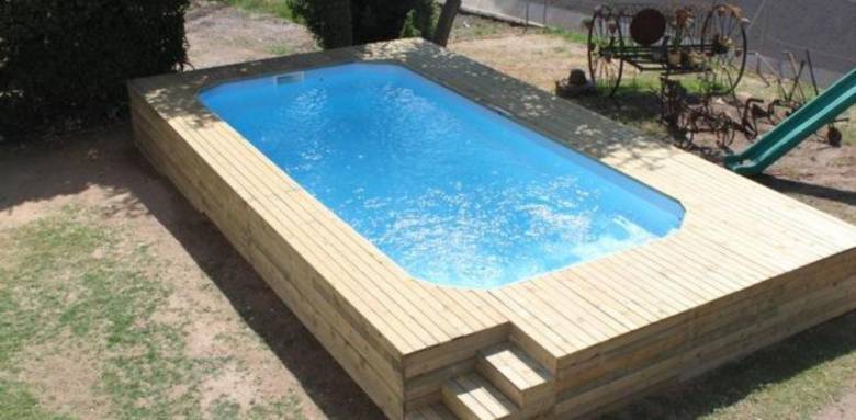 piscine hors sol avec habillage composite et escalier d'accès