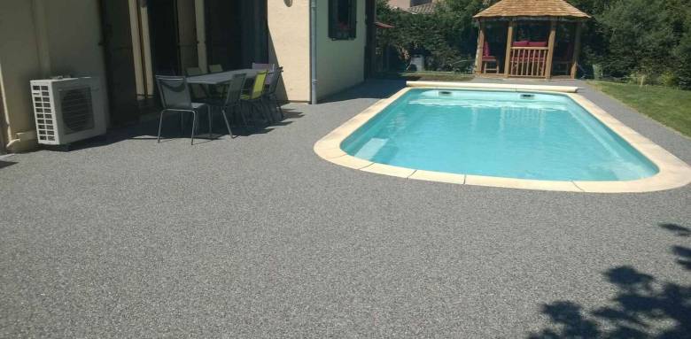 Aménagement d'abords de piscine avec une plage en résine - Nantes 44