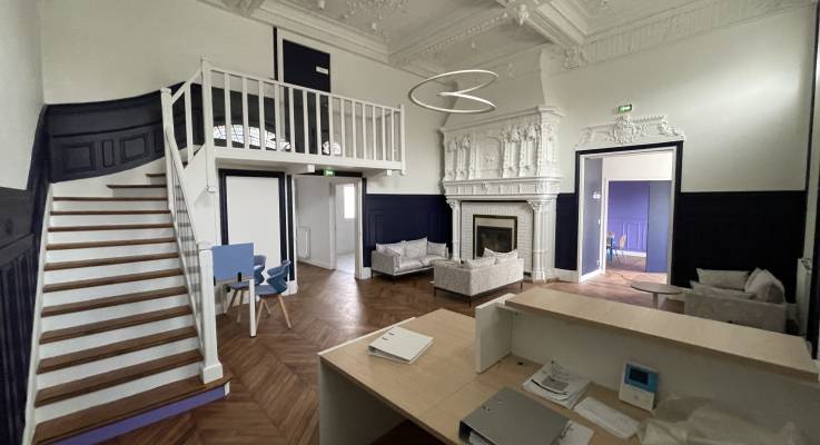 Magnifique grand salon avec escalier en bois rénové (Essonne)