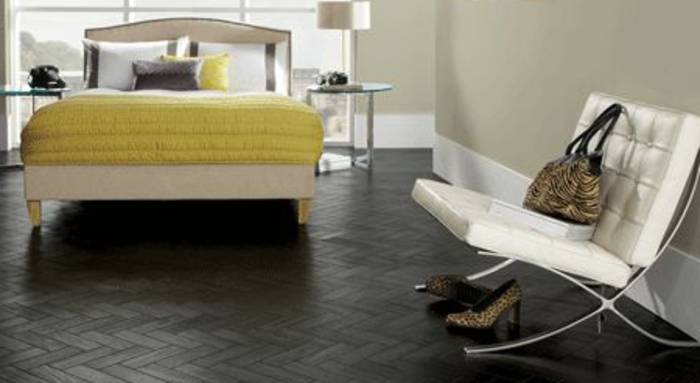 Parquet peint en noir pour chambre à coucher