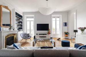 Astuces pour bien agencer son salon et optimiser l’espace par la maison des travaux paris 17