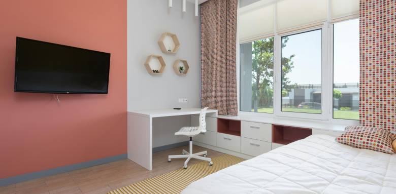 un bureau bien délimité grace aux couleurs du mur