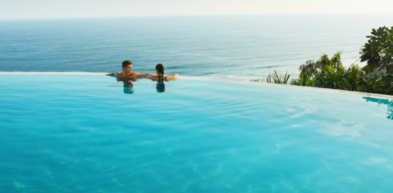 Piscine à débordement