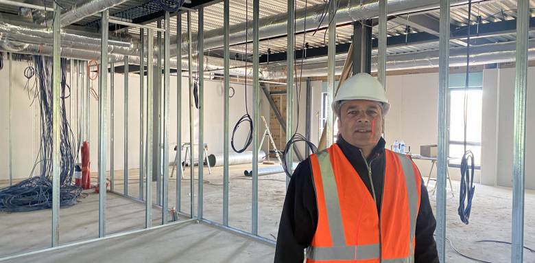 Eddy à la tête de la conduite de chantier et des équipes 