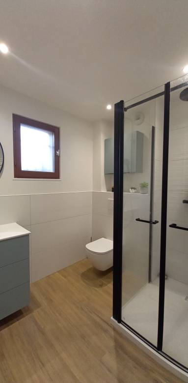 Une salle de bain neuve et avec une douche à l'italienne