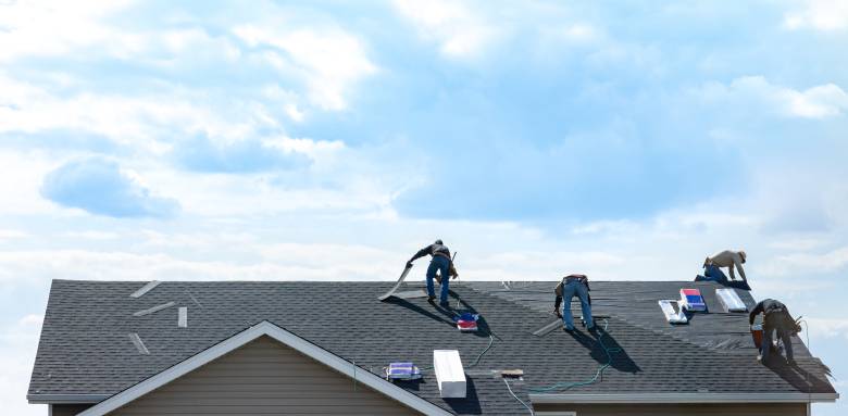 Une toiture en rénovation près de Tours.