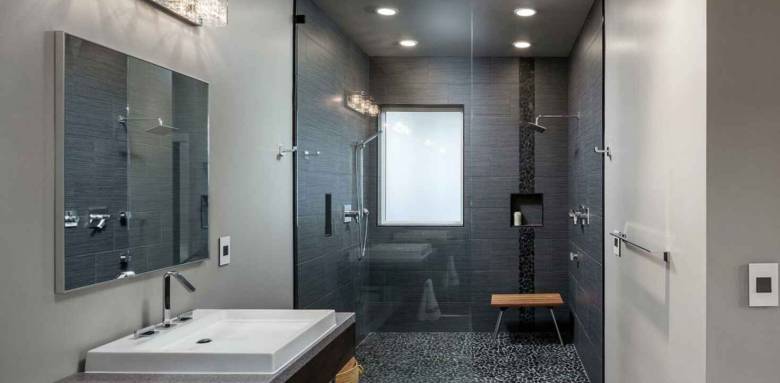 salle de bain avec douche à l'italienne