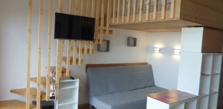 Mezzanine avec escalier au-dessus salon