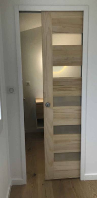 Une porte à galandage optimisera l'espace dans ue petite salle de bains, en bois ...