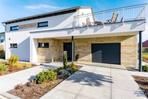 Maison contemporaine à toit traditionnel et plat en terrasse