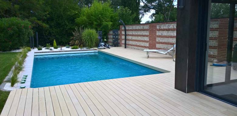 Aménagement d'abords de piscine avec terrasse et jardin composite - Nantes 44