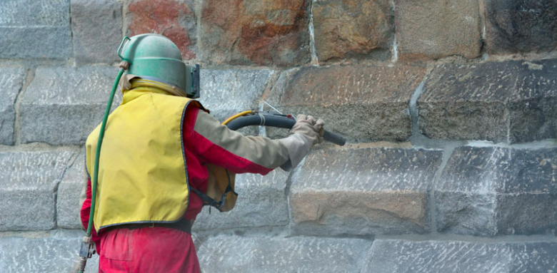 Décapage d'un mur en pierre par sablage