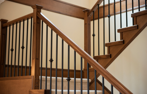 Rampe en bois foncé