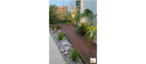 Une allée en bois composite