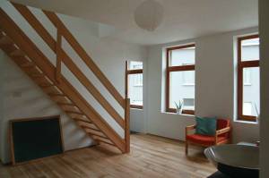 Un escalier en bois décoré par un cadre 