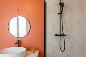 Décoration et meubles pour une salle de bain haussmannienne à Paris 8e