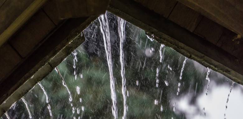 Bordure de toiture sous une pluie battante