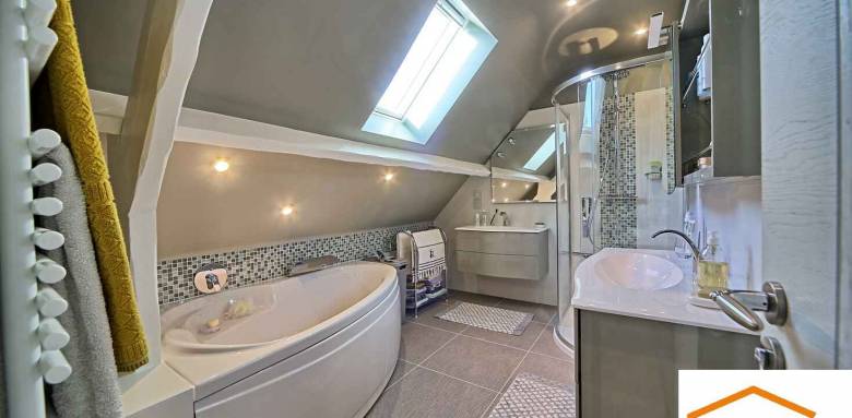 Salle de bain sous combles (Varennes-Jarcy)