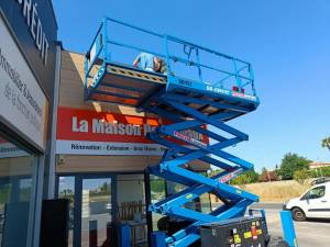 Pose de l’enseigne de La Maison des Travaux à Perpignan