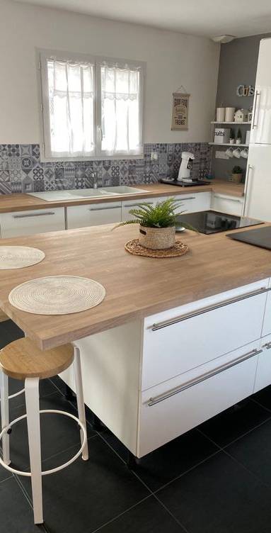 Îlot central de cuisine avec plaque de cuisson intégrée - Hyères 83