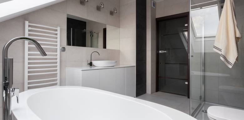 Superbe salle de bain sous combles avec douche et baignoire îlot