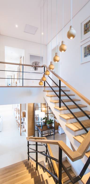 Escalier moderne dans une maison rénovée - Yvelines