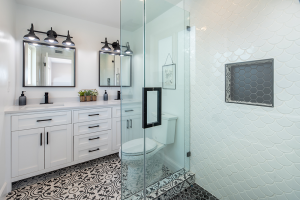 Petite salle de bain à Bayonne : comment gagner de la place sans perdre en confort ?