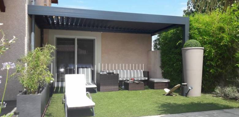 pergola bioclimatique adossée maison
