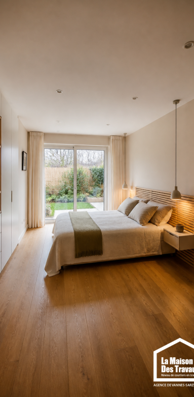 Garage transformé en suite parentale avec chambre lumineuse et salle d'eau