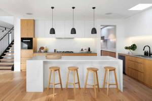 Une cuisine design bois et blanc avec un îlot central 